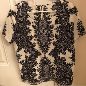 Beautiful black and white patterned shell from Talbots. Back zipper